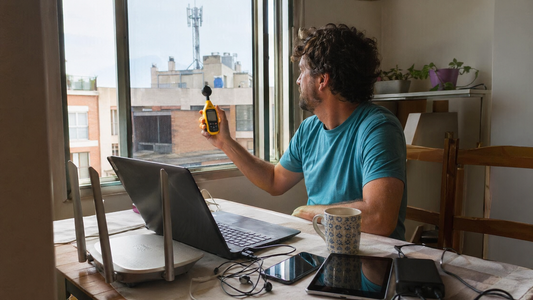 Vivir cerca de una antena de telecomunicaciones: qué comprobar y cómo mejorar tu entorno en casa